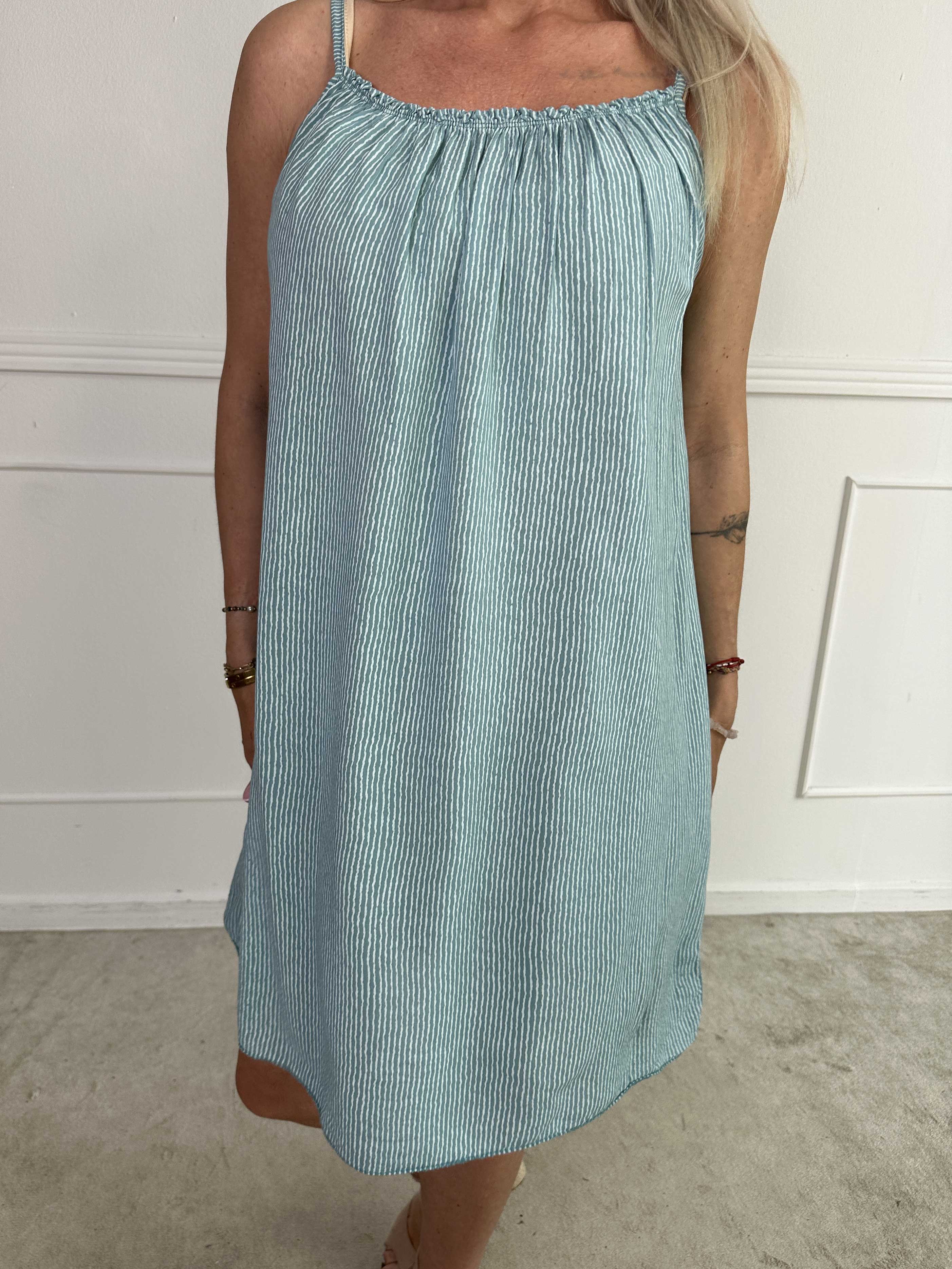 Afina - Stropkjole i viskose med tynde striber